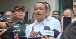 Menteri ESDM, Bahlil Lahadalia saat melihat pangkalan gas LPG 3 kilogram di kawasan Palmerah, Jakarta Barat, Selasa, 4 Februari 2025. (Sumber: Poskota/Pandi Ramedhan)