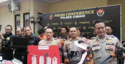 Jajaran Polres Cimahi menunjukan barang bukti perkara pencurian pemberatan di Mako Polres Cimahi, Jalan Amir Machmud, Selasa 4 Februari 2025. (Sumber: Poskota/Gatot Poedji Utomo)