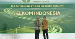 Penghargaan ESG Sustainability Ratings 2025 diterima VP Sustainability Telkom Gunawan Wasisto Ciptaning Andri (Kanan) di Auditorium Menara Bank Mega, Jakarta, Jum’at 31 Januari 2025.