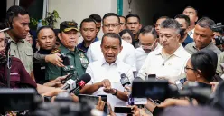 Menteri ESDM Bahlil Lahadalia menunggu hasil uji lab Lemigas untuk menyelidiki keluhan motor brebet usai isi Pertalite di Jatim. Simak langkah investigasi dan wilayah terdampak selengkapnya di sini. (Sumber: Poskota/Bilal Nugraha Ginanjar)