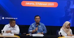 Kepala Perwakilan Ombudsman Provinsi Banten Fadli Afriadi (kiri), anggota Ombudsman Yeka Hendra Fatika (tengah) memaparkan hasil investigasi pagar laut Tangerang di Kantor Ombudsman RI, Jakarta, Senin, 3 Februari 2025. (Sumber: Poskota/Ali Mansur)