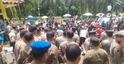 Ratusan warga berdemo di depan Kantor Bupati Tangerang, Rabu, 5 Februari 2025. (Sumber: Poskota/Veronica Prasetyo)