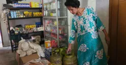 Seorang pemilik warung klontong menunjukkan tabung gas elpiji 3 kg di Desa Kohod, Kecamatan Pakuhaji, Kabupaten Tangerang. (Sumber: Poskota/Veronica Prasetyo)