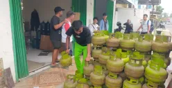 Warung pengecer gas Lpg ukuran 3 kilo gram di Lebak saat menerima pasokan gas dari distributor. (Sumber: Dok. Warga)