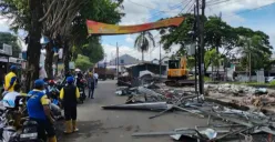 Suasana pembongkaran puluhan kios di lahan RTH Taman Sari. (Sumber: Poskota/Rahmat Haryono)