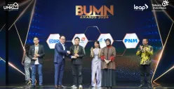 EO PaDi UMKM, Jimmy Kharisma (Ketiga dari Kiri) menerima penghargaan yang diserahkan Wakil Menteri BUMN RI Kartika Wirjoatmodjo (Kedua dari Kiri) di BUMN Awards 2024 di Jakarta Concert Hall, iNews Tower, Jakarta Pusat. (Sumber: Dok. Telkom Indonesia)