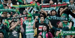 Persebaya didesak Bonek Mania untuk hari kemenangan saat laga kontra Persis Solo. (Sumber: X/ persebayaupdate)