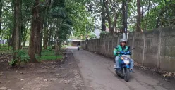 Suasan sekitar TKP begal di Jalan Makam Parakan Jati, Kelurahan Cinangka, Kecamatan Sawangan, Kota Depok, Kamis, 6 Februari 2025. (Sumber: Poskota/Angga Pahlevi)