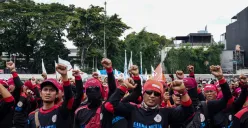 Sejumlah buruh berunjuk rasa dengan menampilkan teatrikal pencak silat di depan kompleks Parlemen, Senayan, Jakarta Pusat, Kamis, 6 Februari 2025. (Sumber: Poskota/Bilal Nugraha Ginanjar)