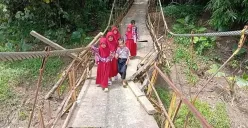 Sejumlah murid SD melintasi jembatan gantung yang nyaris ambruk di Desa Nanggala, Kecamatan Cikeusik, Kabupaten Pandeglang. (Sumber: Dok. Warga)