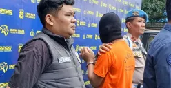 Salah seorang bagian dari sindikat pencurian mobil pikap di Mapolresta Tangerang, Kamis, 6 Februari 2025. (Sumber: Poskota/Veronica Prasetyo)