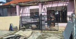 Salah satu bangunan rumah warga di Sumber Jaya, Tambun Selatan, Kabupaten Bekasi, rusak di terjang angin puting beliung. Jumat, 7 Februari 2025. (Sumber: Poskota/Ihsan Fahmi)