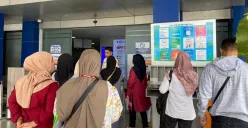 Ratusan pemohon NIB saat menunggu antrean di Kantor MPP DPMPTSP Pandeglang. (Sumber: Poskota/Samsul Fatoni)