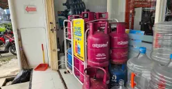 Stok gas LPG 12 kg kosong pada salah satu minimarket di Kecamatan Tigaraksa, Tangerang. (Sumber: Poskota/Veronica Prasetio)