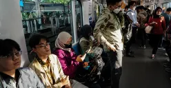 Ilustrasi masyarakat menggunakan transporatasi umum MRT. (Sumber: Poskota/Bilal Nugraha Ginanjar)