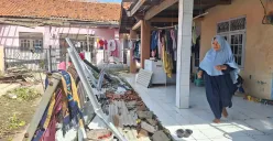 Puing asbes rumah warga berjatuhan pasca angin puting beliung melanda Desa Sumber Jaya, Tambun Selatan, Kabupaten Bekasi, Jumat, 7 Februari 2025. (Sumber: Poskota/Ihsan Fahmi)