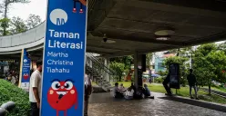 Warga beraktivitas sambil menikmati suasana dan fasilitas yang tersedia di Taman Literasi Martha Tilahu, Jakarta Selatan, Selasa, 4 Februari 2025, lalu. (Sumber: Poskota/Bilal Nugraha Ginanjar)