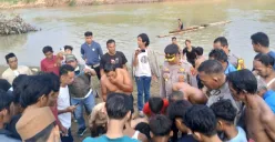 Petugas Polsek Kragilan saat melakukan pemeriksaan korban sebelum diserahkan kepada pihak keluarga. (Sumber: Dok. Polsek Kragilan)