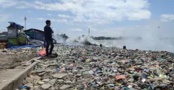 Sampah menumpuk di kawasan wisata Pantai Batako, Desa Teluk, Kecamatan Labuan, Pandeglang, Jumat, 7 Februari 2025. (Sumber: Poskota/Samsul Fatoni)