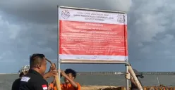 KLHK menyegel area reklamasi PT. TRPN di kampung Pal Jaya, Tarumajaya, Kabupaten Bekasi, 30 Januari 2025. (Sumber: Poskota/Ihsan Fahmi)