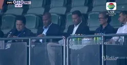 Tangkap layar pelatih Timnas Indonesia, Patrick Kluivert, bersama Ketua Umum PSSI, Erick Thohir, hadir menyaksikan langsung pertandingan Liga 1, Dewa United vs Persija. (Sumber: Vidio)