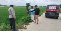 Personel Polsek Carenang melakukan olah TKP kasus dugaan rudapaksa di Jalan Kampung Salawe, Desa Mekar Sari, Kecamatan Binuang, Kabupaten Serang. (Sumber: Dok. Polsek Carenang)