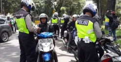 Polisi merazia pengendara yang melanggar dan tidak membawa surat lengkap. (Sumber: Facebook/Lisya)