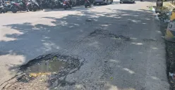 Kondisi jalan berlubang di Jalan Kaliabang, Bekasi Utara, Kota Bekasi, Minggu, 9 Februari 2025. (Sumber: Poskota/Ihsan Fahmi)