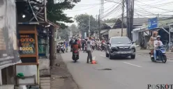 Kondisi jalan berlubang di Jl. Kaliabang Bungur sebabkan seorang pengendara terjatuh, Minggu, 9 Februari 2025. (Sumber: Poskota/Ihsan Fahmi)