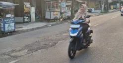 Pengendara motor melintai Jalan Kaliabang Bungur, Bekasi Utara, Kota Bekasi, Minggu, 9 Februari 2025. Jalan tersebut baru saja diperbaiki oleh pihak terkait. (Sumber: Poskota/Ihsan Fahmi)