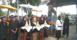 Masyarakat di Kampung Kalapa Cagak, Desa Teluk Lada, Kecamatan Sobang, Pandeglang, saat menggelar acara adat Mapag Sri. (Sumber: Dok. DPKP Pandeglang)