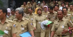 Pencairan Gaji ke-13 dan THR ASN tahun 2025 akan dilakukan pada bulan Maret dan Juli. Jangan lupa cek saldo rekening Anda untuk memastikan pencairan tepat waktu. (Sumber: MenpanRB)