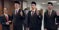 Tiga pemain Timnas Indonesia terbaru telah melakukan sumpah setia menjadi warga negara Indonesia di London. (Sumber: Instagram/@erickthohir)