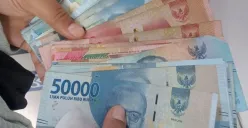 Terpantau sudah lebih dari 100 daerah menerima pencairan dana Bansos PKH dan BPNT 2025.(Sumber: Freepik)