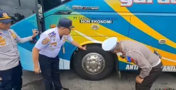 Uji kelaikan jalan atau rampcheck terhadap puluhan bus di Terminal Kalideres, Jakarta Barat, Senin, 10 Februari 2025. (Sumber: Poskota/Pandi Ramedhan)