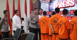 Kapolda Irjen Suyudi Ario Seto didampingi Dirresnarkoba Kombes Erlin Tangjaya dan Kabidhumas Kombes Didik Hariyanto dalam konferensi pers. (Sumber: Poskota/Rahmat Haryono)