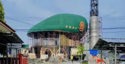 Masjid berbentuk topi baret TNI di Kecamatan Cijulang, Kabupaten Pangandaran, Jawa Barat yang viral di media sosial, memicu perdebatan di kalangan netizen. Desain unik ini mengundang pro dan kontra netizen. (Sumber: TiKTok/@pengusahakampung7)