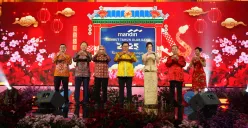 Para pejabat Bank Mandiri berfoto bersama saat malam puncak perayaan Tahun Baru Imlek 2576 Kongzili bersama para nasabah di Jakarta pada Senin, 10 Februari 2025. (Sumber: Dok. Bank Mandiri)