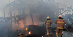 Kapal KM Elang Jaya terbakar di Jalan Tuna Raya kawasan Pelabuhan Muara Baru, Penjaringan, Jakarta Utara, Selasa, 11 Februari 2025. (Sumber: Dok. Damkar Jakarta Utara)