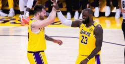 Luka Doncic merayakan kemenangan LA Lakers atas Utah Jazz bersama Lebron James. (Foto: Instagram/@lakers)