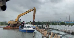 Proses pembongkaran pagar laut di perairan Tarumajaya, Kabupaten Bekasi, Selasa, 11 Februari 2025, melibatkan alat berat. (Sumber: Poskota/Ihsan Fahmi)