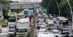 Polisi lalu lintas mengatur laju kendaraan yang melintas di kawasan Gerbang Tol Kebon Bawang, Koja, Jakarta Utara, Selasa, 11 Februari 2025. (Sumber: Poskoata/ Bilal Nugraha Ginanjar)