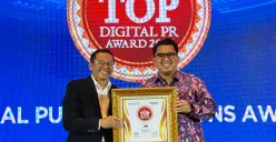 Media Communication Head Dept JNE, Kurnia Nugraha menerima penghargaan Indonesia TOP Digital PR Award 2025, yang diserahkan Tri Raharjo selaku CEO TRAS N CO Indonesia & Chairman Indonesia Brand Community. (Sumber: Dok. JNE)