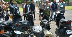 Kapolres Serang AKBP Condro Sasongko (berkacamata) melihat motor hasil kejahatan yang berhasil diamankan. (Sumber: Poskota/Rahmat Haryono)