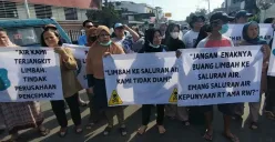 Puluhan warga menggeruduk pabrik di Jalan Tole Iskandar, Sukmajaya, Kota Depok, Rabu, 12 Februari 2025. (Sumber: Dok. Warga)