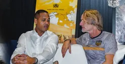 Pelatih Timnas Indonesia, Patrick Kluivert berbincang dengan pelatih Dewa United, Jan Olde Riekerink, di sela kunjungan ke Dewa United Sports Center. (Sumber: Instagram @dewaunitedfc)