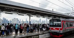 Perjalanan KRL Commuter Line jalur Jakarta-Bogor alami gangguan di antara Stasiun Cilebut dan Bogor. (Sumber: Poskoata/ Bilal Nugraha Ginanjar)