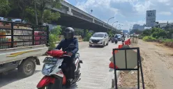 Sejumlah pengendara tampak melintasi Jalan Kh Noer Ali, Kalimalang, Bekasi Selatan, Kota Bekasi. Kamis, 13 Februari 2025. (Sumber: Poskota/Ihsan Fahmi)