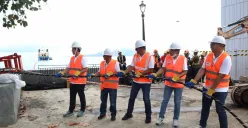 Chief Technology Officer Telin Abdul Rahman Ansyori (paling kiri) dalam acara Bifrost Cable Landing Ceremonial di BMH Malalayang, Minggu, 9 Februari 2025. (Sumber: Dok. Telkom)