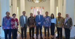 Kunjungan CEO CEPI, Richard Hatchett (tengah), diterima oleh Direktur Utama Bio Farma, Shadiq Akasya dan Komisaris Utama Bio Farma, Tugas Ratmono. (Sumber: Bio Farma)